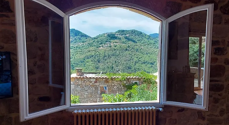 Paysage encadré par une fenêtre