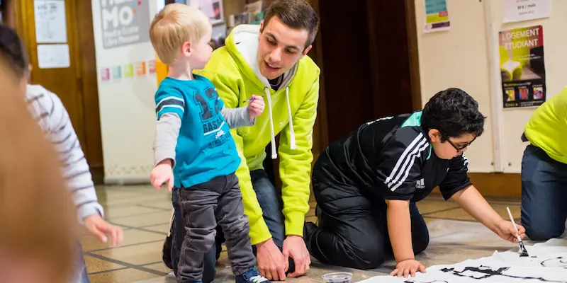 Éducateur qui aide un enfant