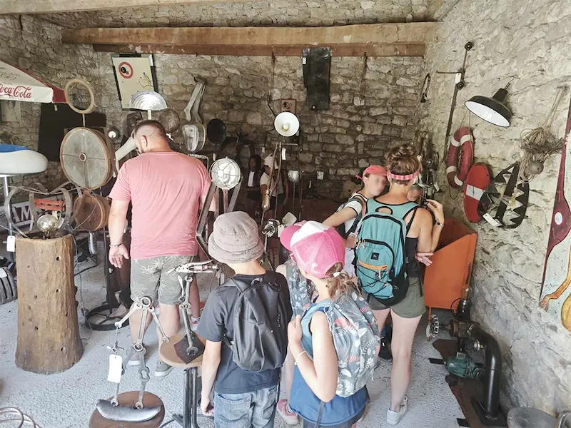 Enfant face a des œuvres d’art