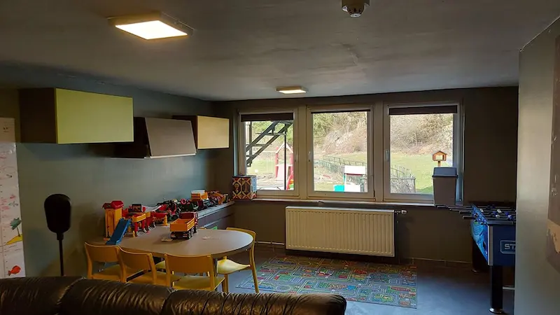 Salon avec une table et un babyfoot