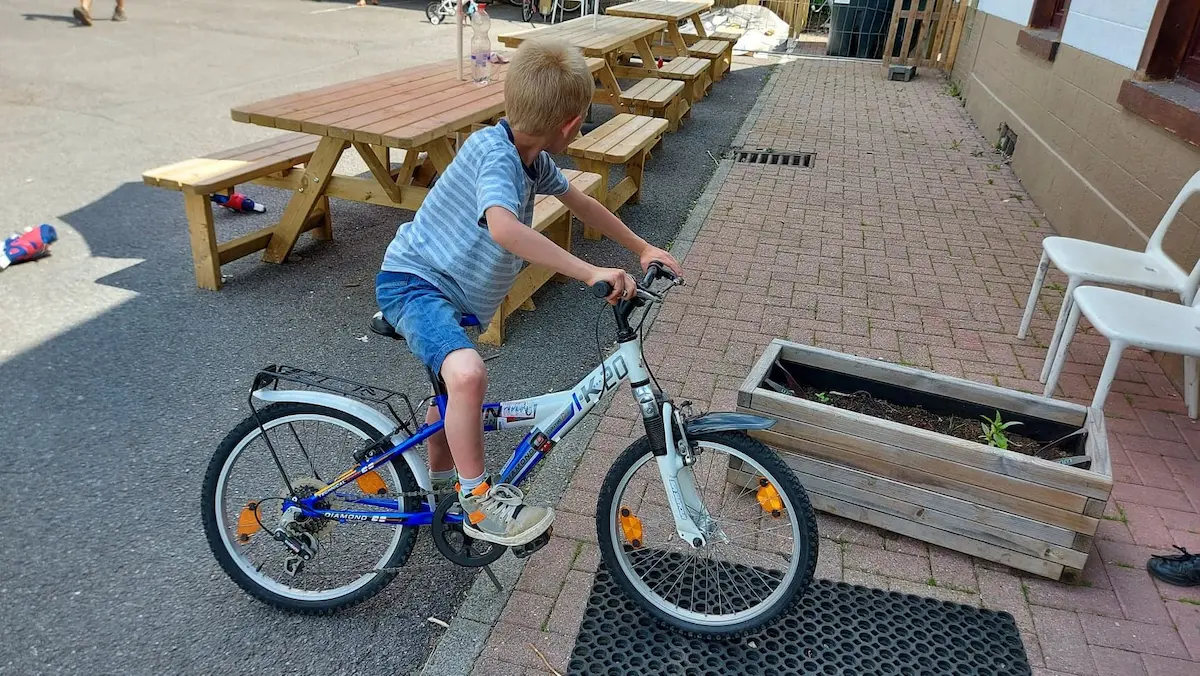Enfant sur un vélo
