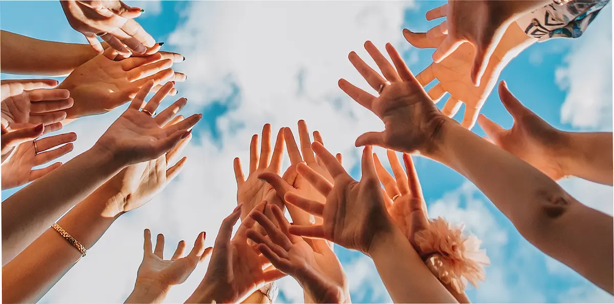 Des mains qui se joignent